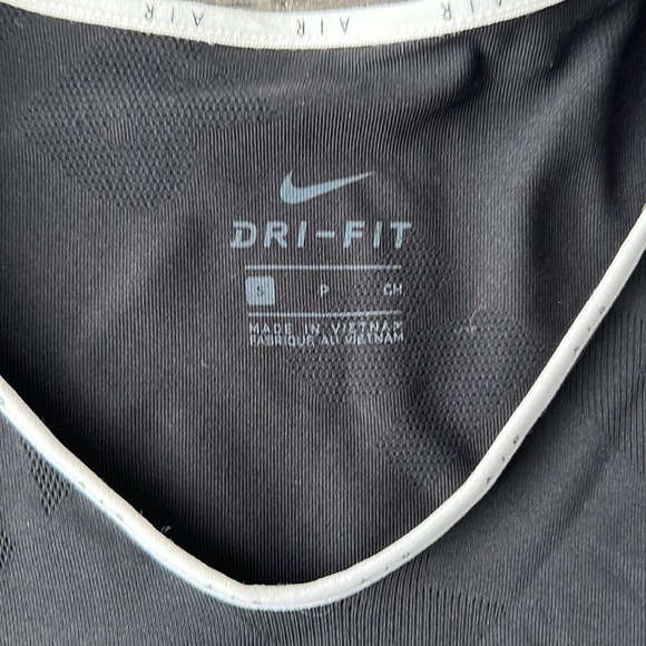 NWOT Nike Air open back, short sleeve work out top - Picture 3 of 6